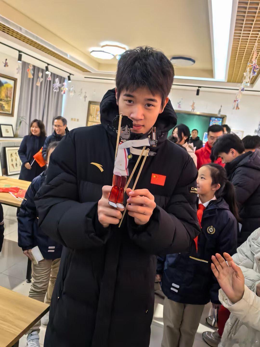 潘展乐收获小学生亲手做的皮影周边卡瓦卡瓦(๑＞ڡ＜)☆ （但乐乐比坤司也大只太多