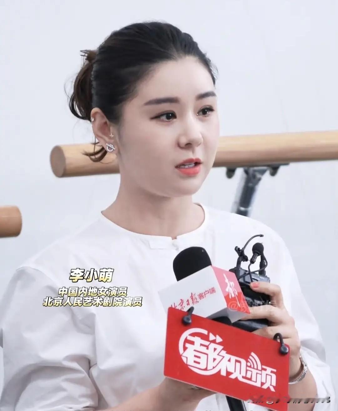 年轻时的李小萌长相并不漂亮，可是现在到了中年了，整个人的气质一下子就上来了，美艳
