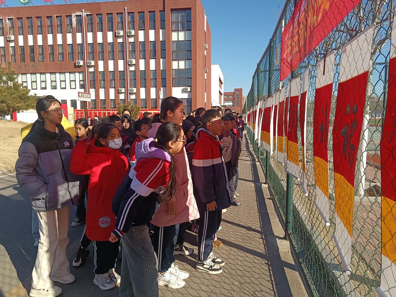 平邑蒙阳实验小学：书法艺术节暨写春联送祝福活动精彩纷呈
      新春将至，墨