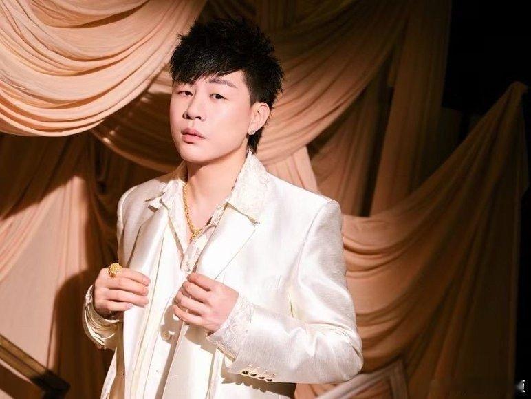 胡彦斌跨年真唱了再见爱人  胡彦斌声压 我勒个豆啊，胡彦斌跨年真的唱了再见爱人，