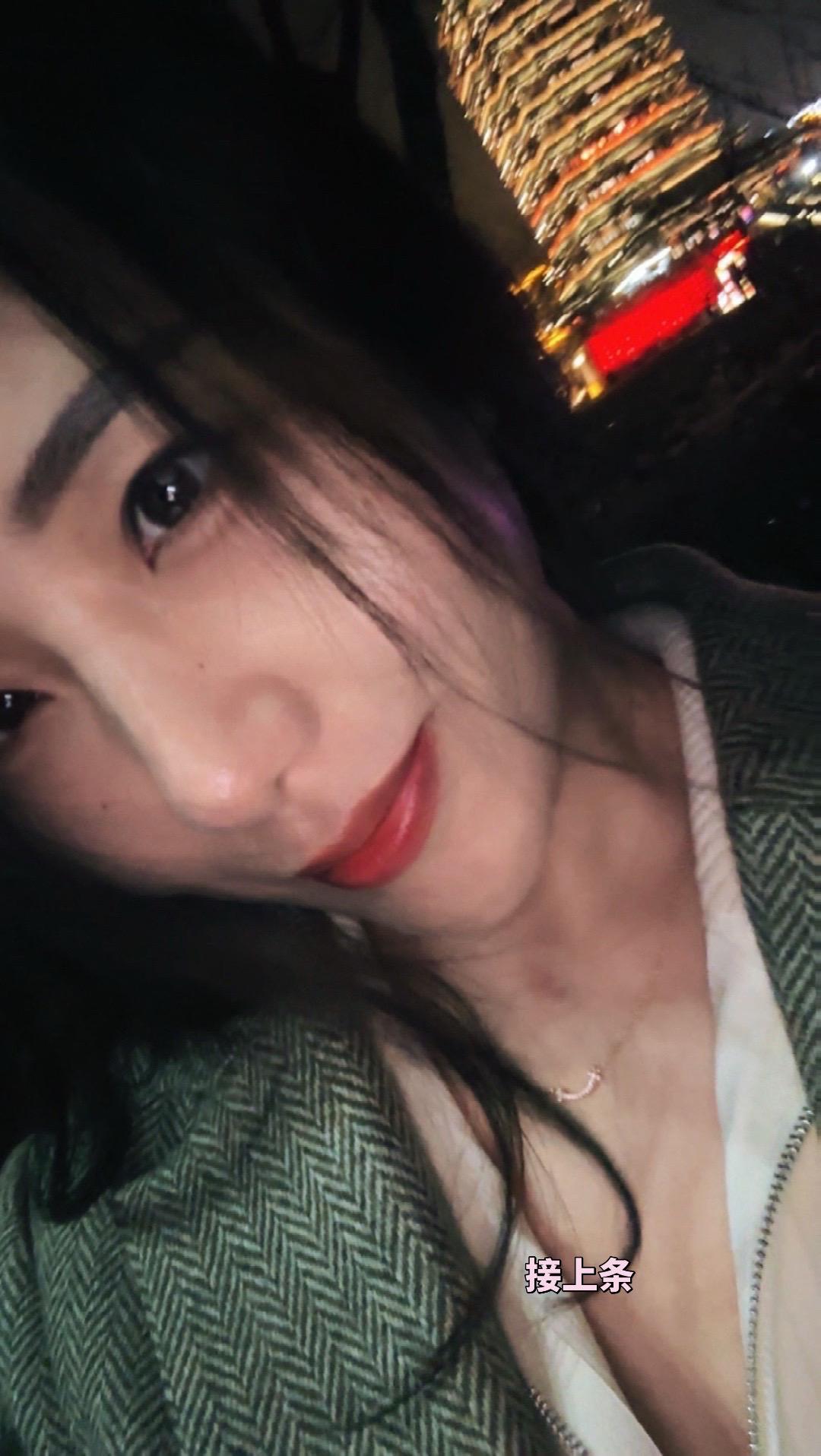 当大嫂身份在不为人知的时候
微醺过后 落座的各位不再续茶
你说送大嫂回家
或者楼
