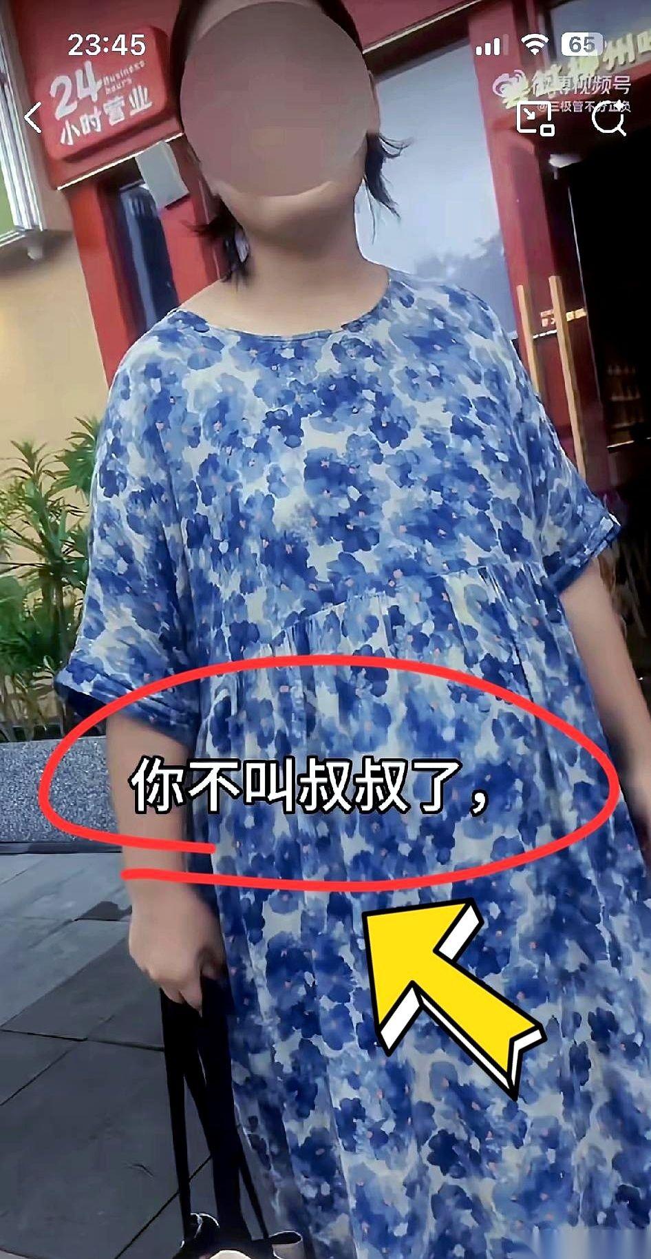 外卖小哥只转了个身，不到60秒，180块的蛋糕飞了。
调出监控一看，他估计下巴都