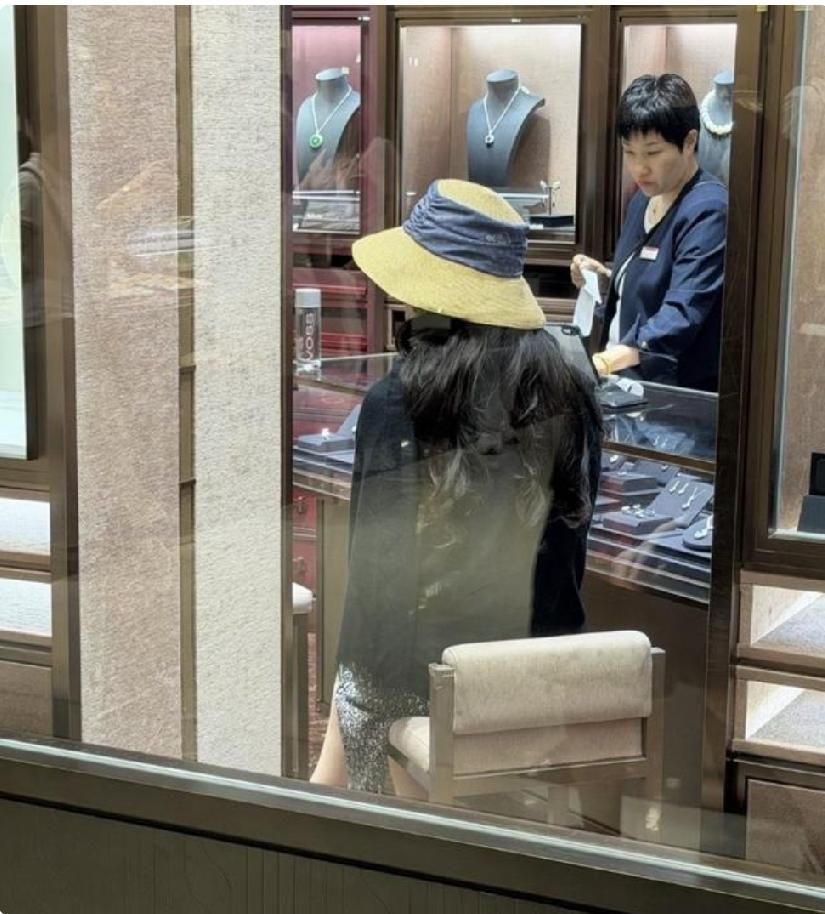 果然还得是刘亦菲！买个黄金都能在热搜上好几天！

即便打扮得再低调，把脸遮得再严