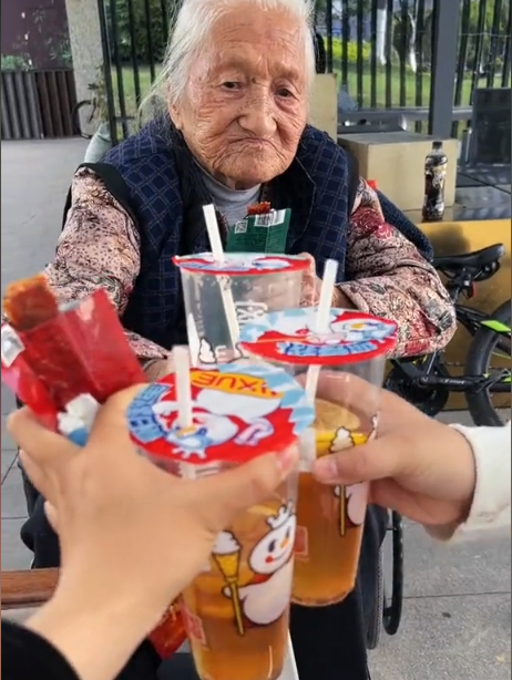 发现了一种很新的老人以前总觉得秋天第一杯奶茶是年轻人的仪式，后来发现奶奶喝得比谁