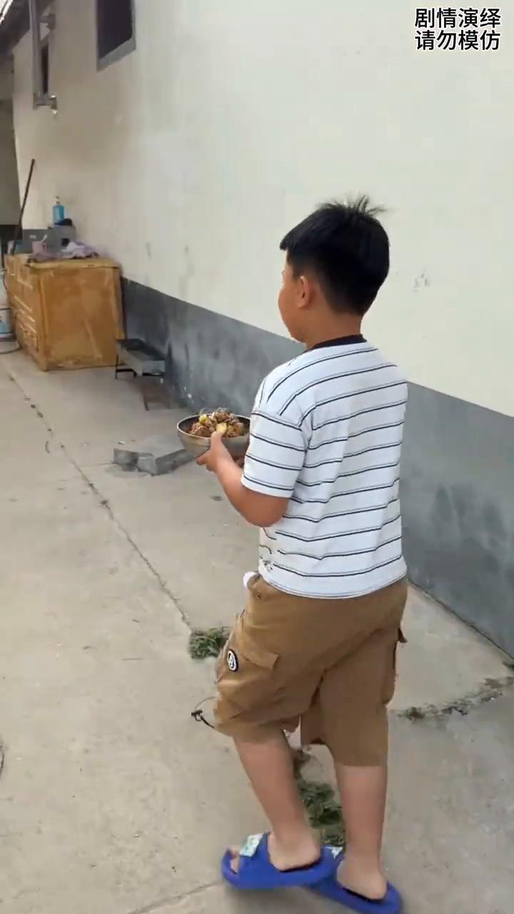 孙子给奶奶盛了满满一碗肉。
妈妈做了一锅炒鸡，随后她去往碗里盛的时候，儿子看到一
