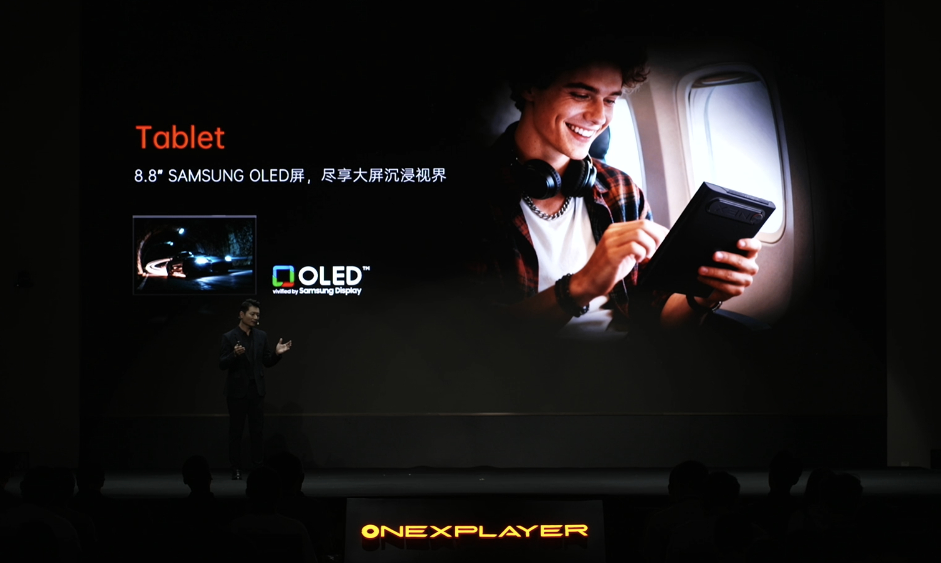 这次OneXPlayer 3采用可拆卸手柄设计，让它能够在游戏掌机、笔记本、平板