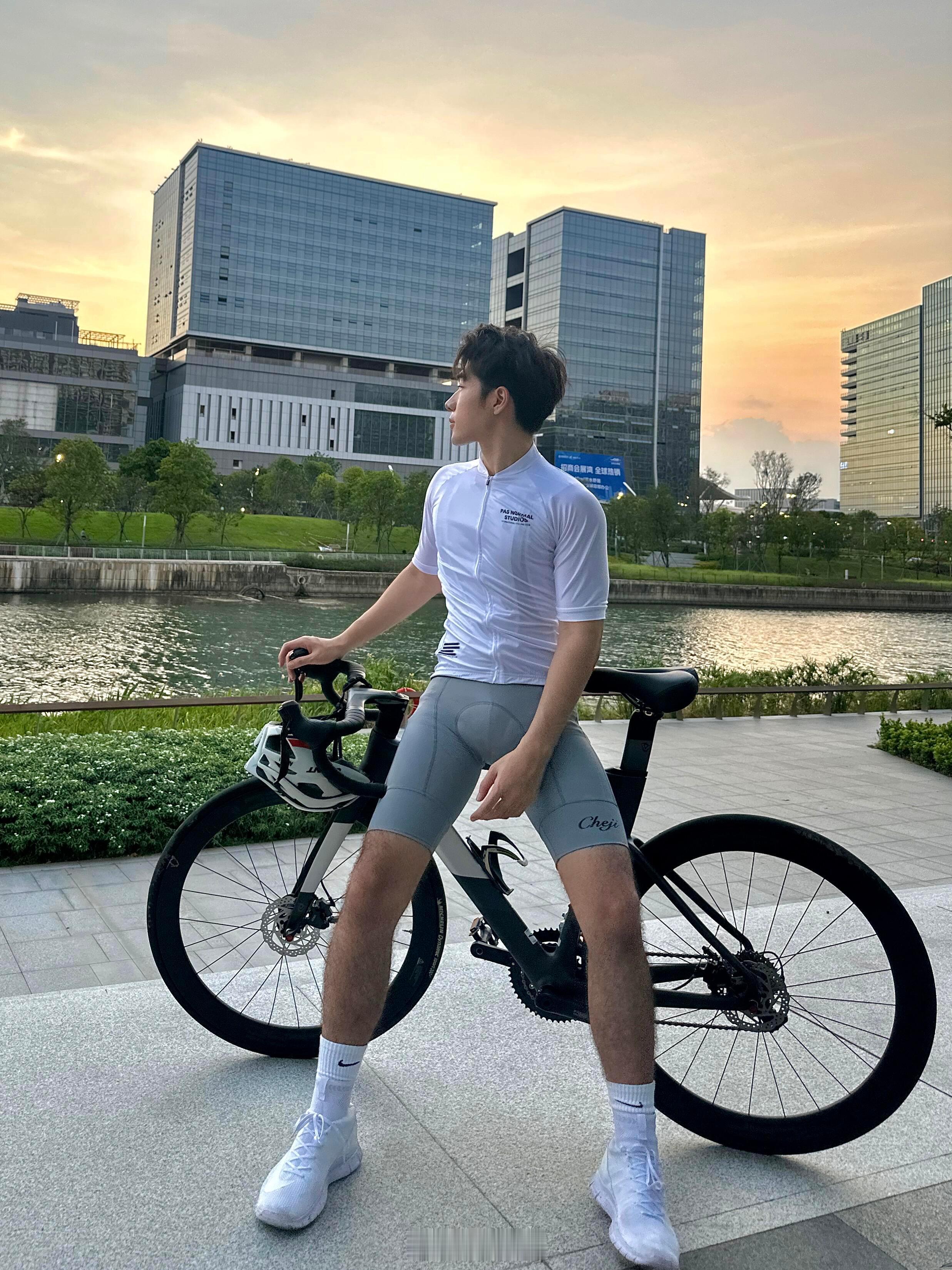 户外骑行的浪漫。传送门丨吉加俊 ​​​