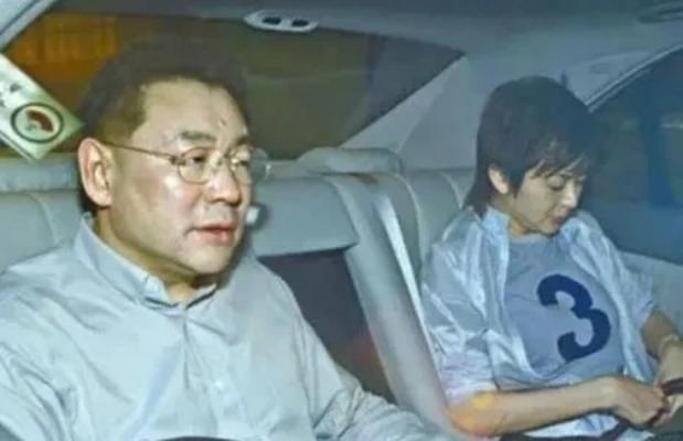 1998年，刘銮雄得罪了九龙的地头蛇，他花重金请洪汉义出手相助，不料对方却提出“
