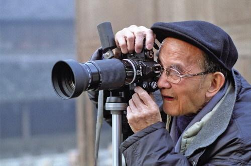 1946年冬，东北剿匪现场。解放军摄影师徐肖冰为拍摄素材，扛着摄影机冲在队伍最前