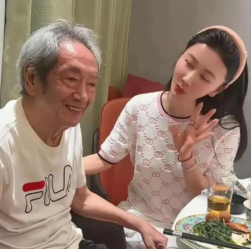 她21岁考入北京电影学院，31岁时嫁给了比她年长37岁的王奎荣，婚礼当日，娘家的