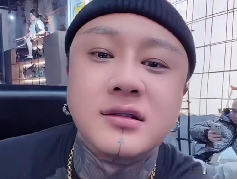 方丈模仿某人说“天塌了”，怒斥某人不忠不义，不仁不孝！

     方丈称某人昨