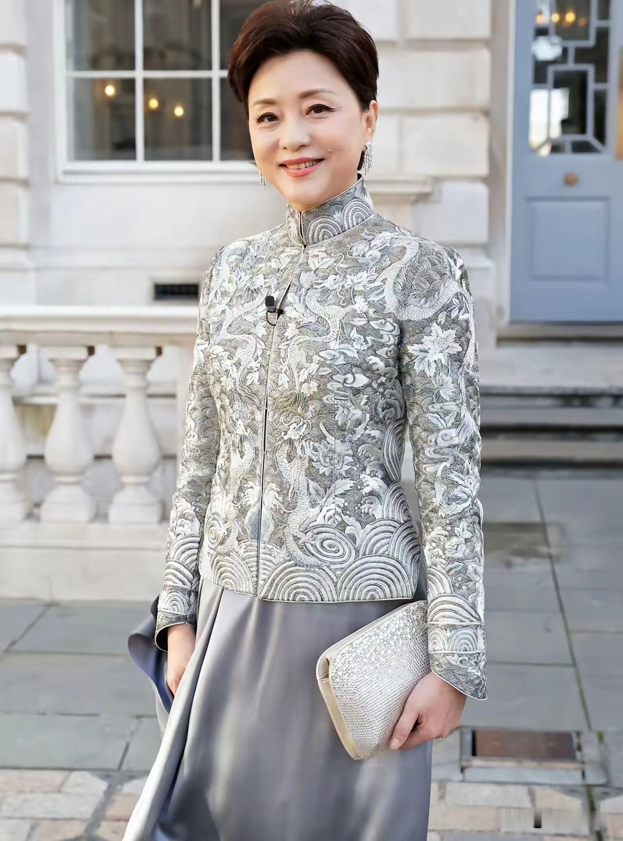 杨澜，引发热议。

9月18日，杨澜在英国发了条动态，晒出自己在萨默塞特宫办展的
