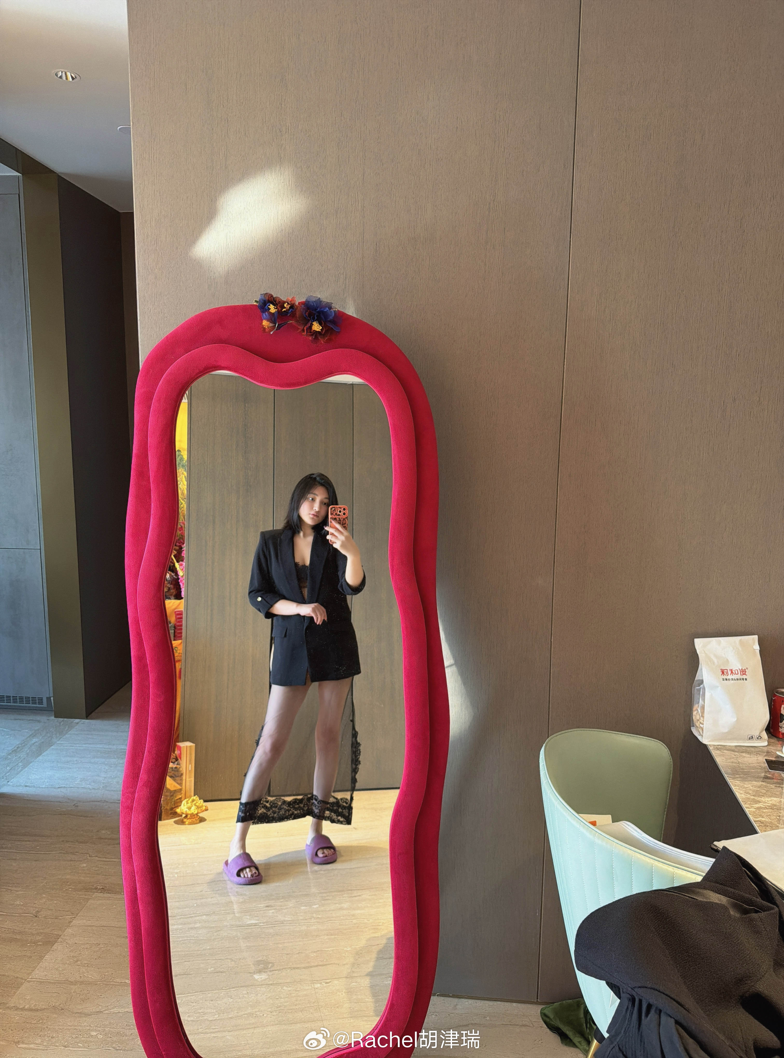 新买的俩裙子感觉还不错 图二是蕾丝裙 超透的那种 搭了件西服 不然没法发出来蕾丝