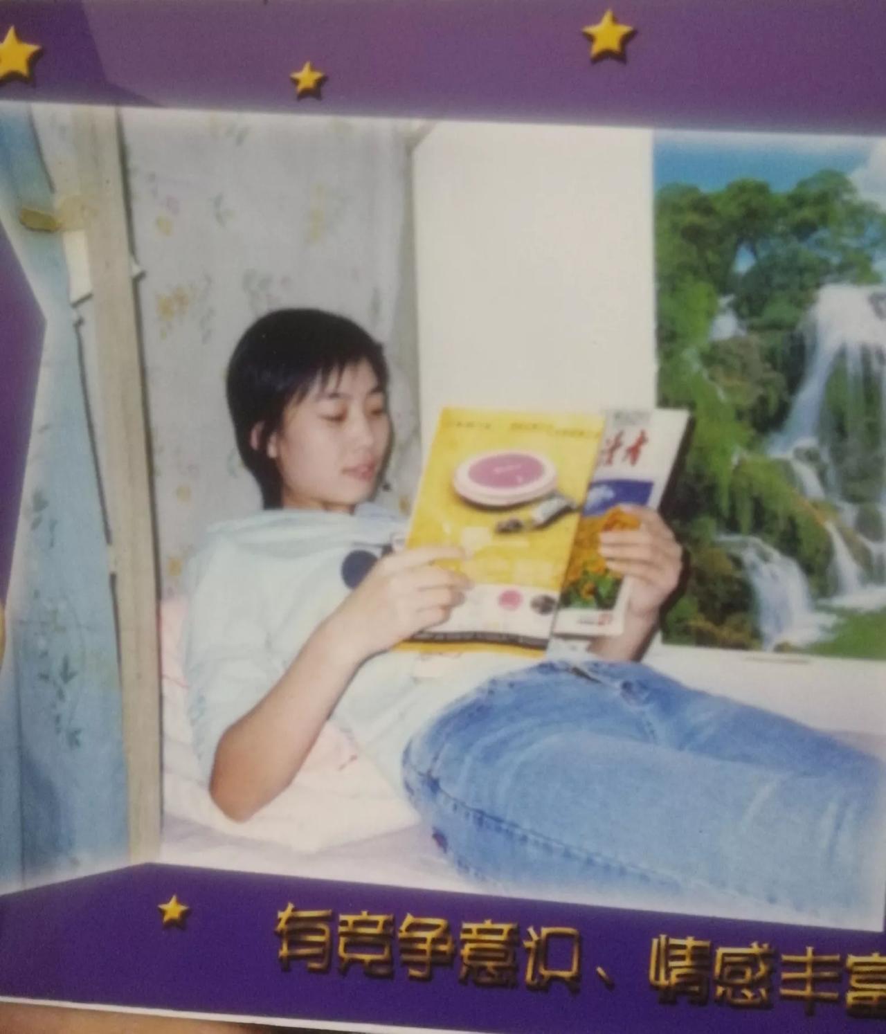 这是我20年前的初恋女友，2002年相识于深圳，这是在2004年宿舍里面给她拍的