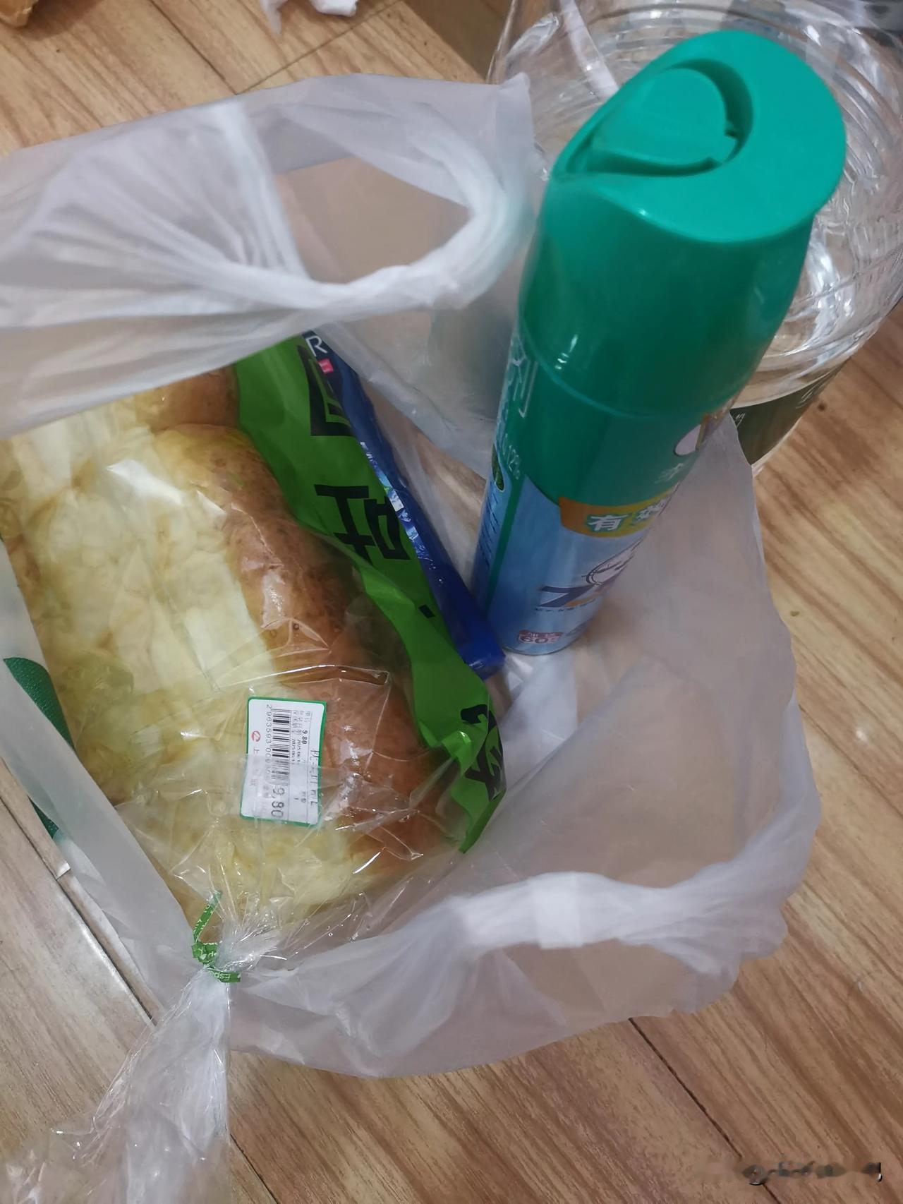晚上去商场买东西，
遇到了一件尴尬的事，
在结账买单时，
支付不了了，
后面还有