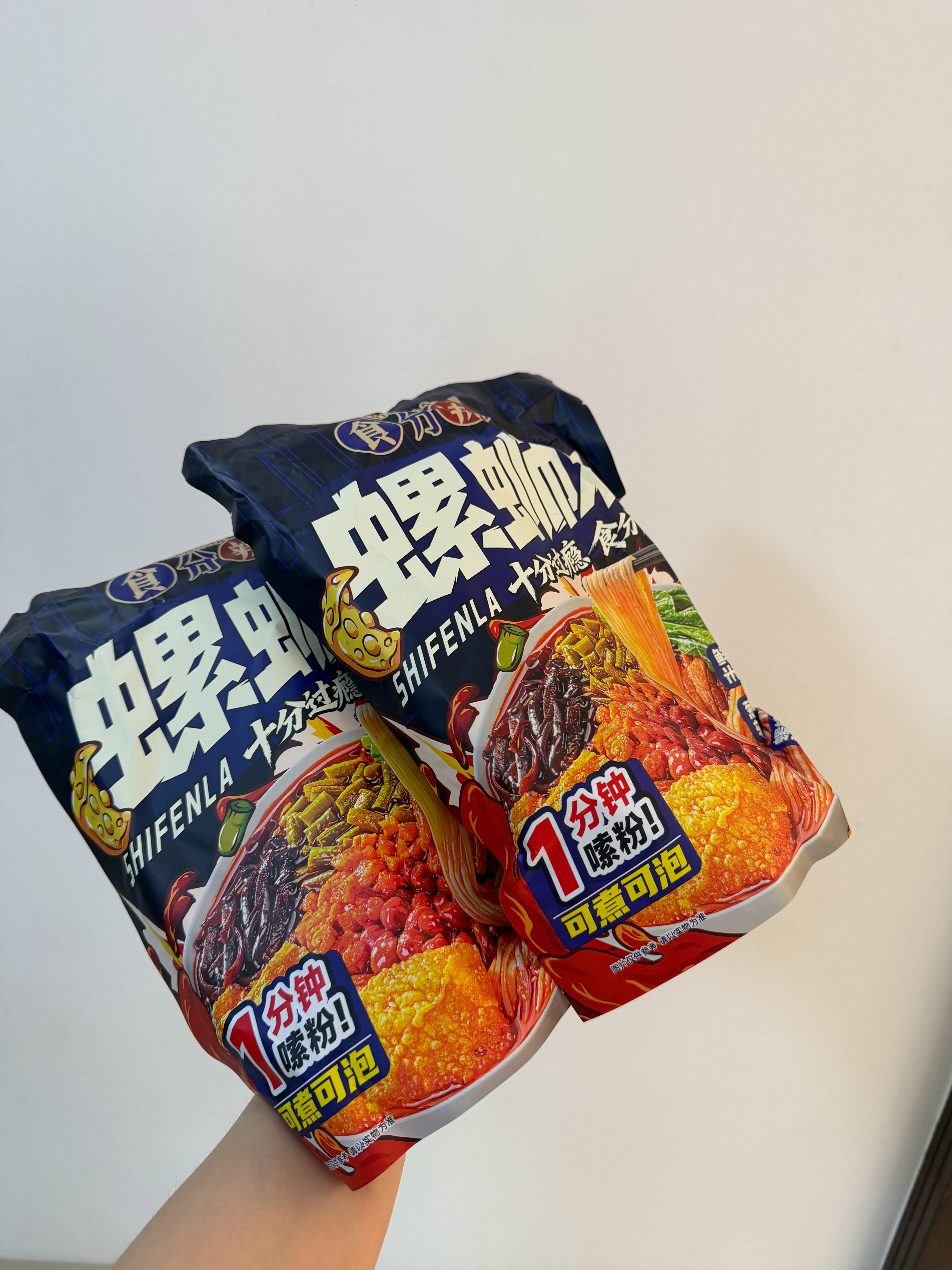 必须单独安利一下这个螺狮粉真的好好吃，关键是可以直接开水泡或者煮两三分钟就熟了！