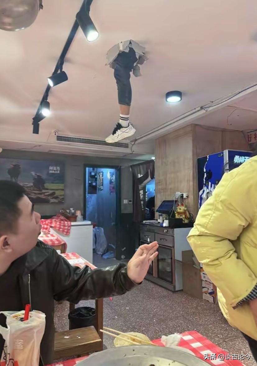湖北武汉一顾客在店内吃牛蛙，天花板突然掉出一条人腿，被吓出表情包，店家：掉下来的