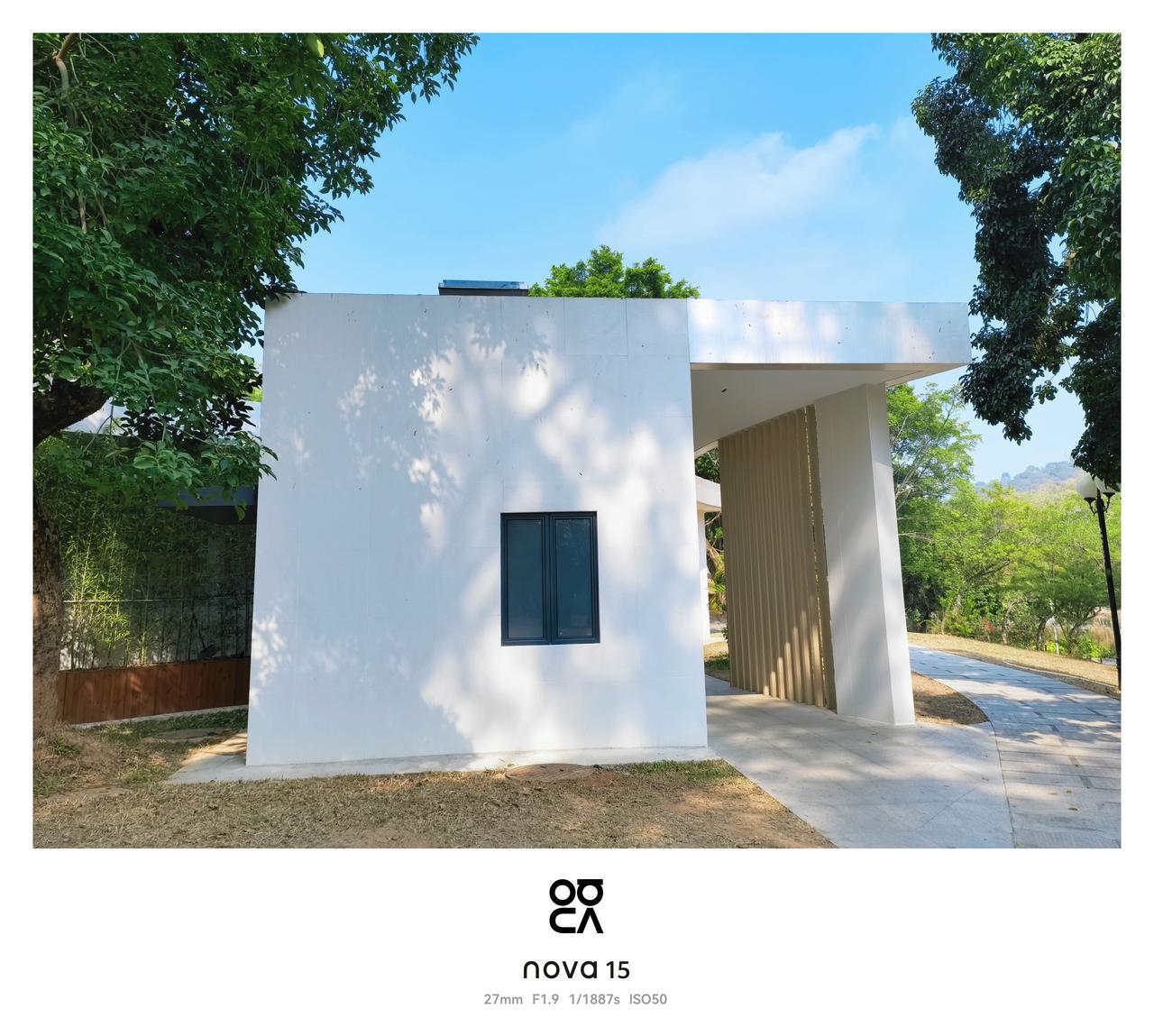 Nova15这组照片一屋三图，绝对惊艳。
白色的是不是很漂亮？然后我发现，窗户加