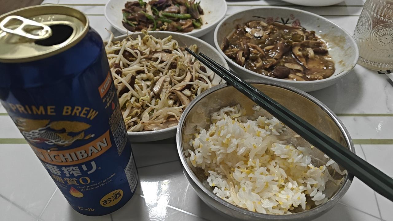 今年八一过的消停，哪里也没有去。老家的战友八一前一劲儿地问，克非你到底回来不回来