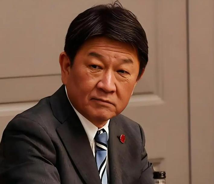 日本服软，承认中国很重要。当地时间7月14日，日本外相茂木敏充出席记者会，公开表