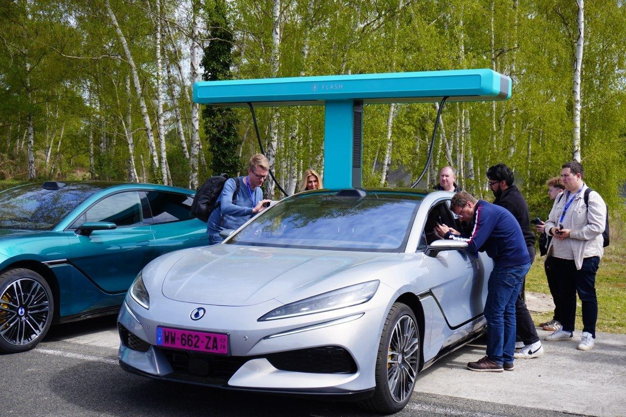 近日，腾势品牌强势登陆欧洲，于巴黎歌剧院举行上市发布会。Z9GT与D9两款车型亮