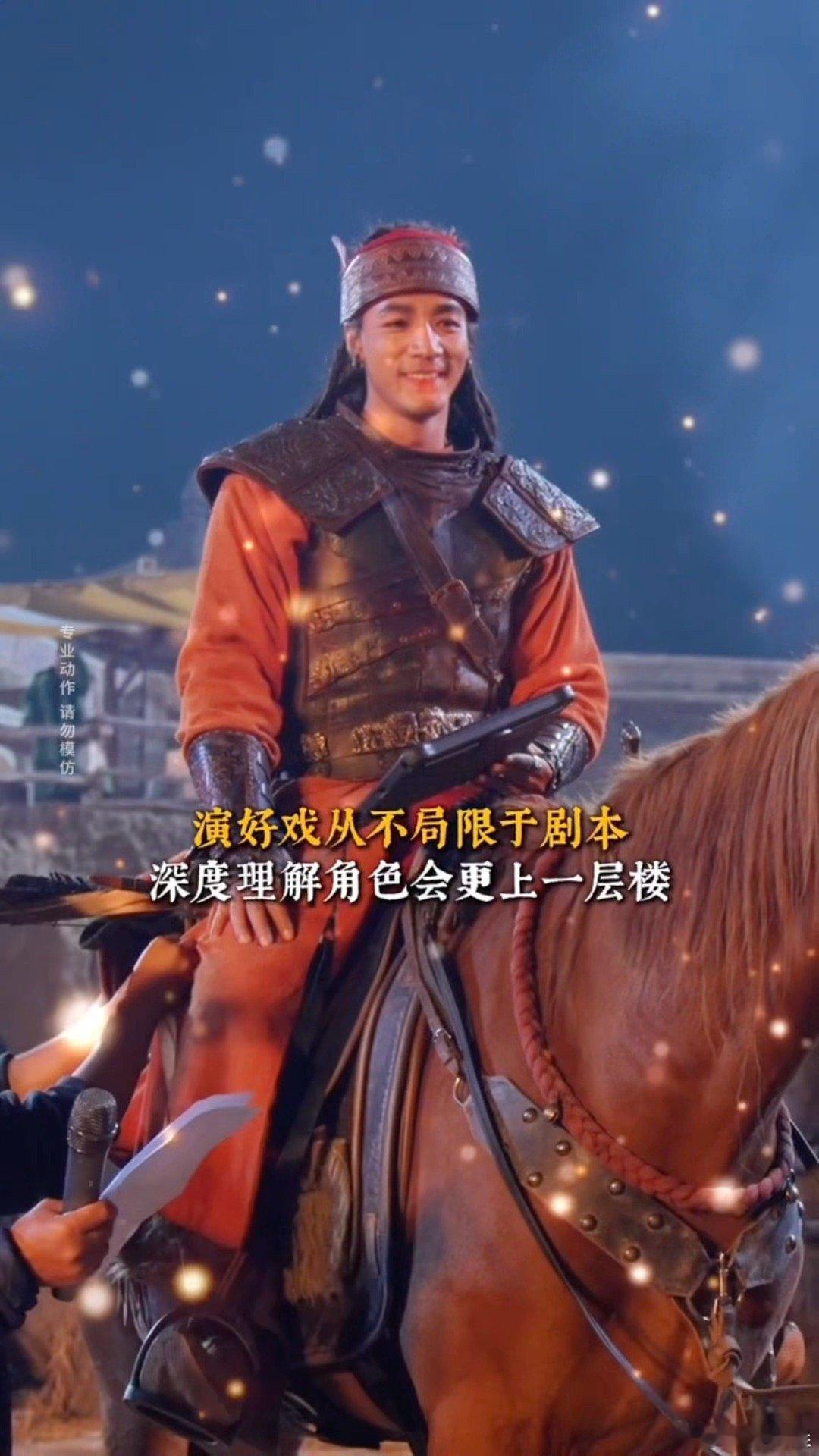 此沙一个动作秒切大漠可汗 看此沙在《镖人》片场如何秒变大漠可汗！即兴加的翘腿动作