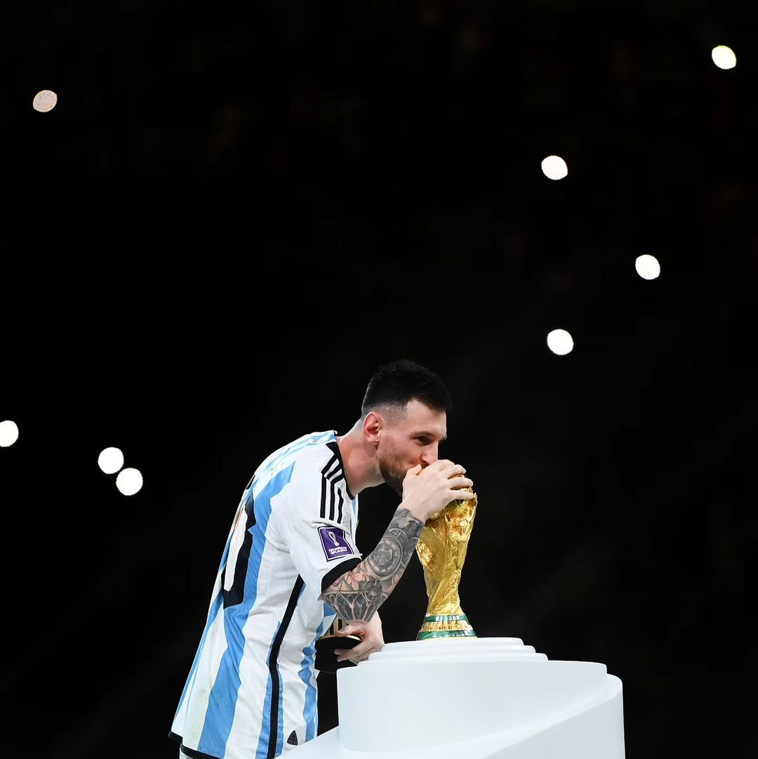 阿根廷国家官方ins：与蓝白军团再次一起庆祝 🇦🇷🫶生日快乐，队长！ 🔟