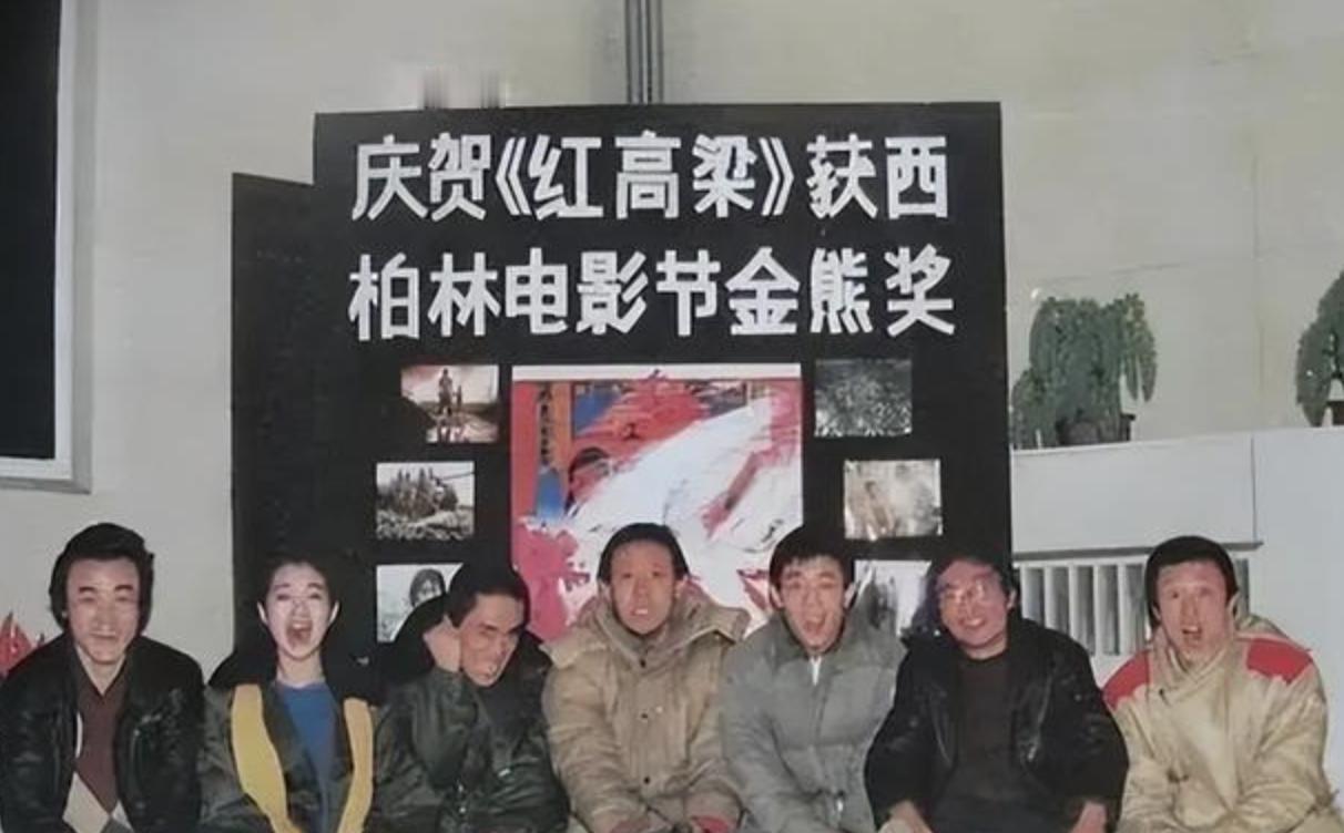 有人劝过张艺谋：“做演员，你会成为新一代的门面。”

然而，张艺谋并不甘心就此停