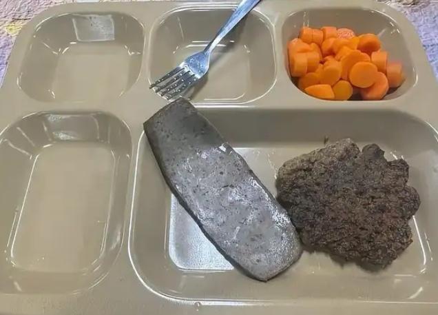 【美国在中东舰队水兵为何吃不饱】
        美国在中东舰队水兵吃不饱这事，