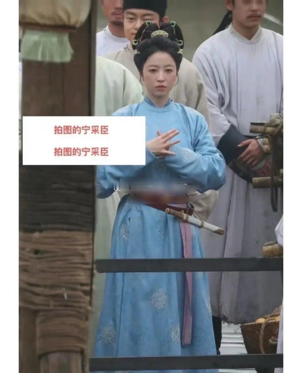 认人？？居然是周雨彤？？她不是在拍太平年  
