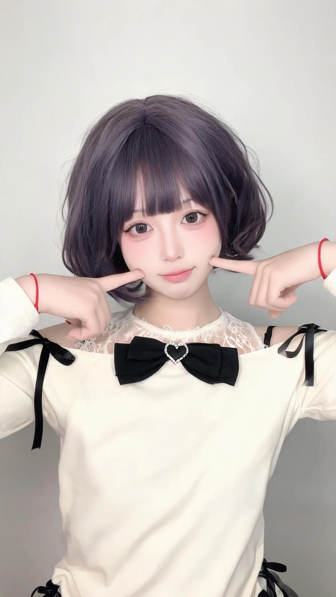 年轻中国女性二次元coser，身材小巧纤细，软萌可爱，短款深紫灰色碎短...