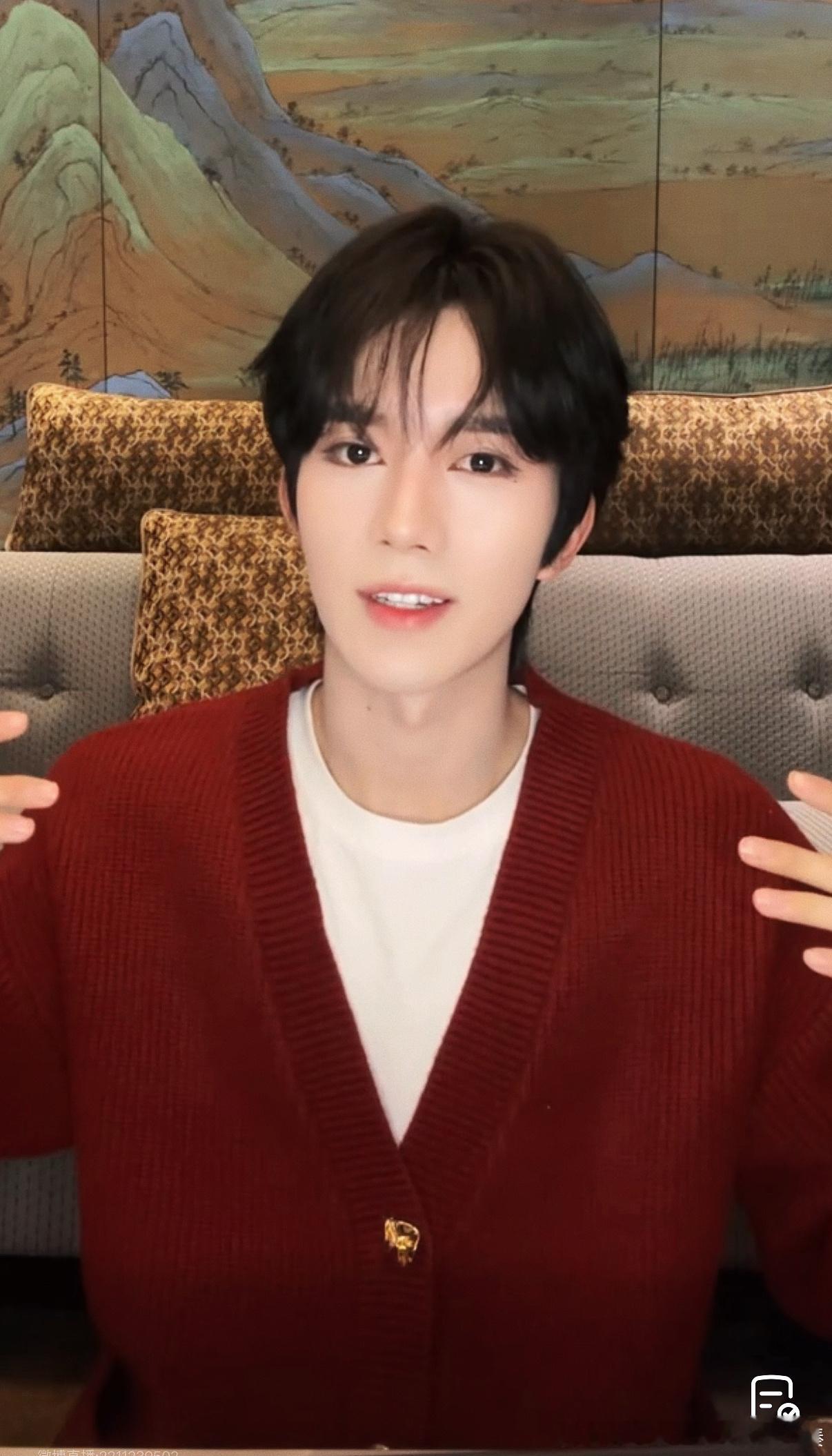 ⭐ ⭐如果所有人都祝你新年快乐，那我便祝黄星老师星途璀璨，光芒万丈。