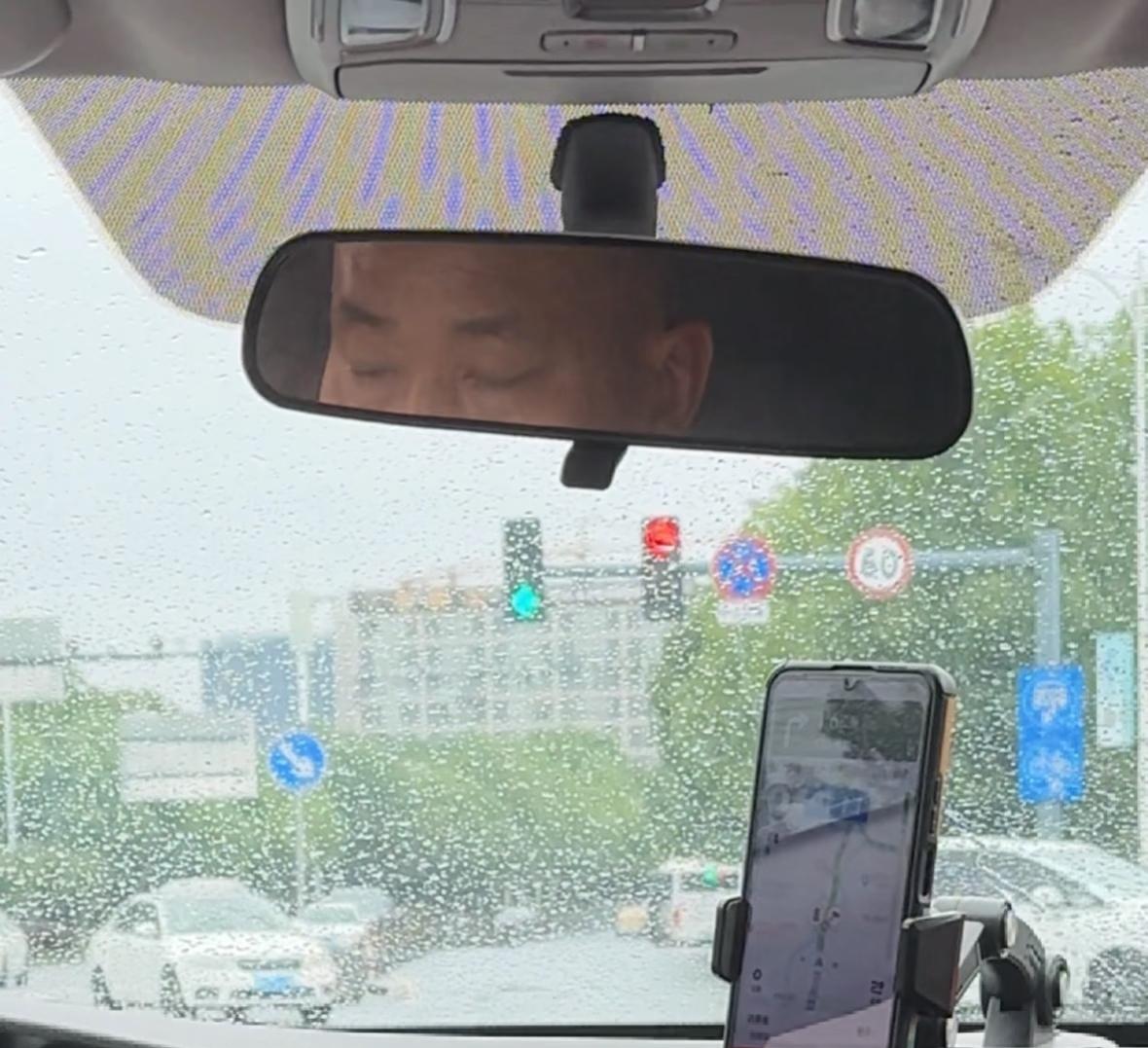 朋友干滴滴的，车是自己贷款买的，纯电车那种10w以下的车，他说除去电费和吃喝什么