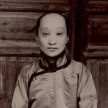 有人说其实朱安年轻时候长得也不丑，只是不会打扮自己，她要是把头发弄得时髦一点，前
