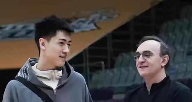 刘金雨和何佳轩都是辽宁青训培养出来的球员，当时被辽宁球迷亲切的称为辽篮新双子星，