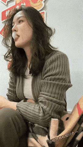 抽烟喝酒的女人，活通透了，那叫一个潇洒，何况还是一个美女。