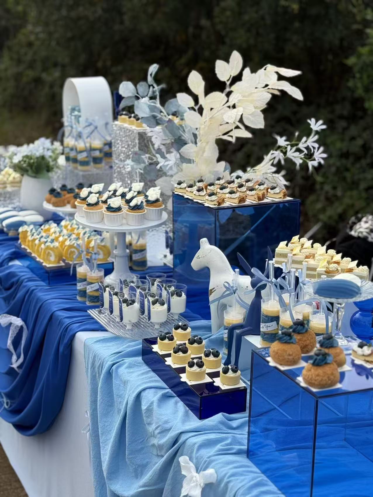 左奇函开机应援从深海蓝花束到定制甜品台，左奇函粉丝用温柔与诚意铺满开机现场。双向