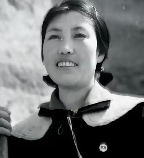 1980年，33岁的郭凤莲被叫进大寨党支部办公室。上级来人念了一份调令：免去大寨