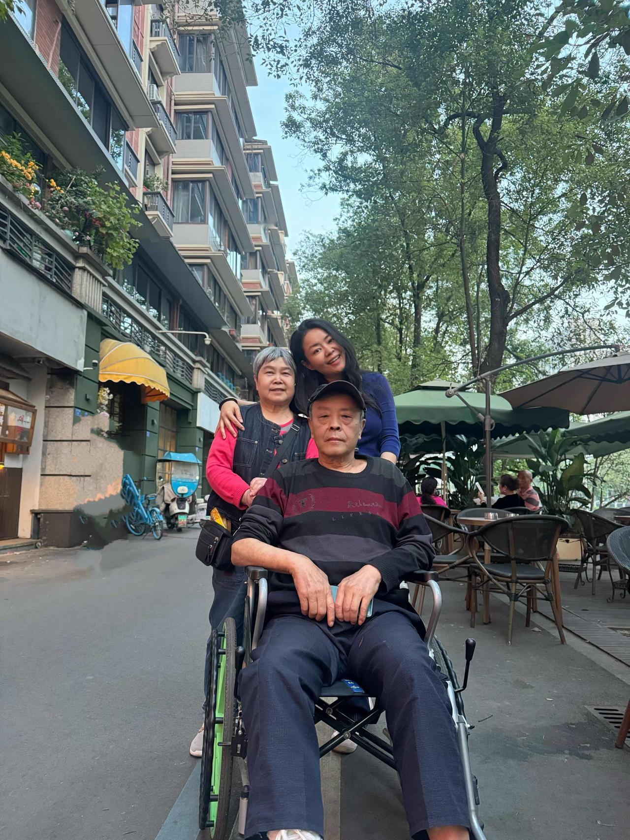 因为明天就要跟老公出去度假了，所以今天提前带爸妈出来过个母亲节。
5月对我来说算