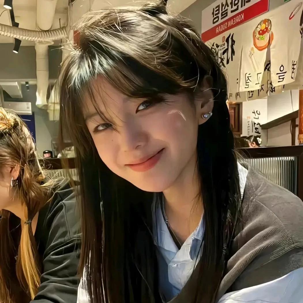 在暖黄色的灯光下，与朋友共度美好时光与好友相聚时光 夜风景很美 朋友之间游玩 春