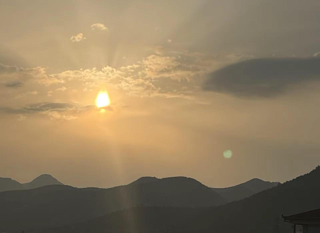 周六夕阳多云转小雨  微风2级？心情：晴转阴