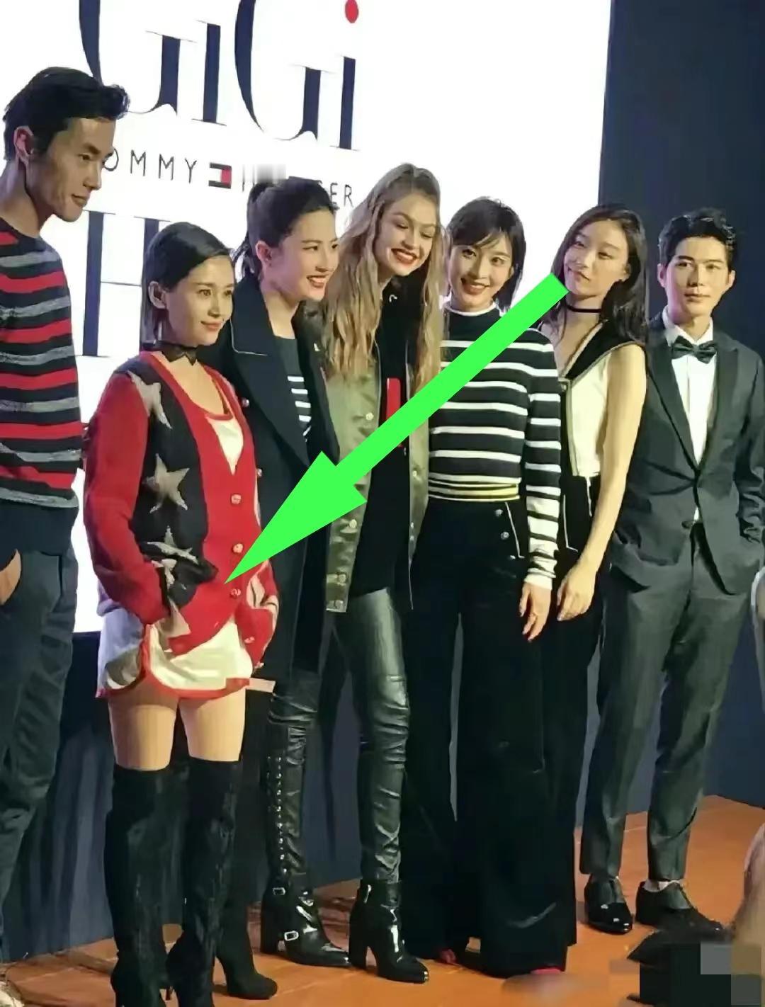 倪妮嘴角上扬，一脸鄙夷的神色，看向王子文。无论在什么场合，倪妮都是一副趾高气扬、