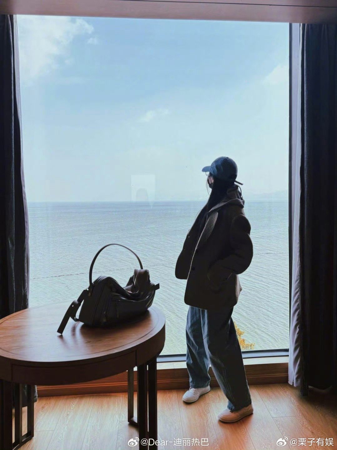 迪丽热巴牛仔外套look迪丽热巴窗边看海迪丽热巴牛仔外套look，好看，[抓狂]