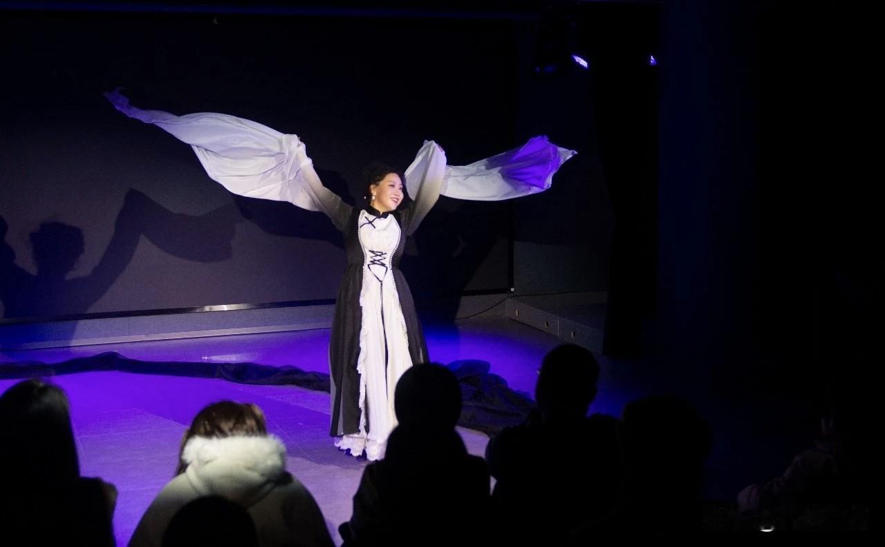 【独角戏《我是安娜》即将登陆河北 以真诚为炬烛照灵魂】由编剧导演刘融融与实力派演