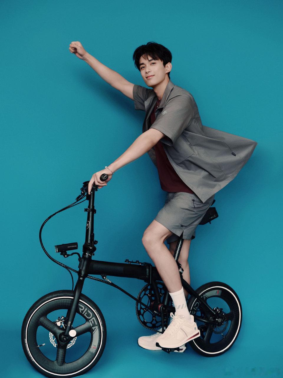 吴磊开车手臂线条吴磊的广播体操也是舞动青春吴磊小时候和长大后开车的反差感真的太有