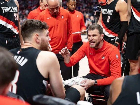 2025年休赛期，NBA仅发生了两起主教练更换，但业内普遍预计，今年可能会有超过