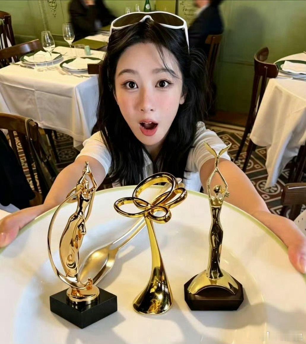 杨紫剧粉p的图剧粉给杨紫p的图剧粉给杨紫P的三座奖杯同框画面，这图p的也太好了 
