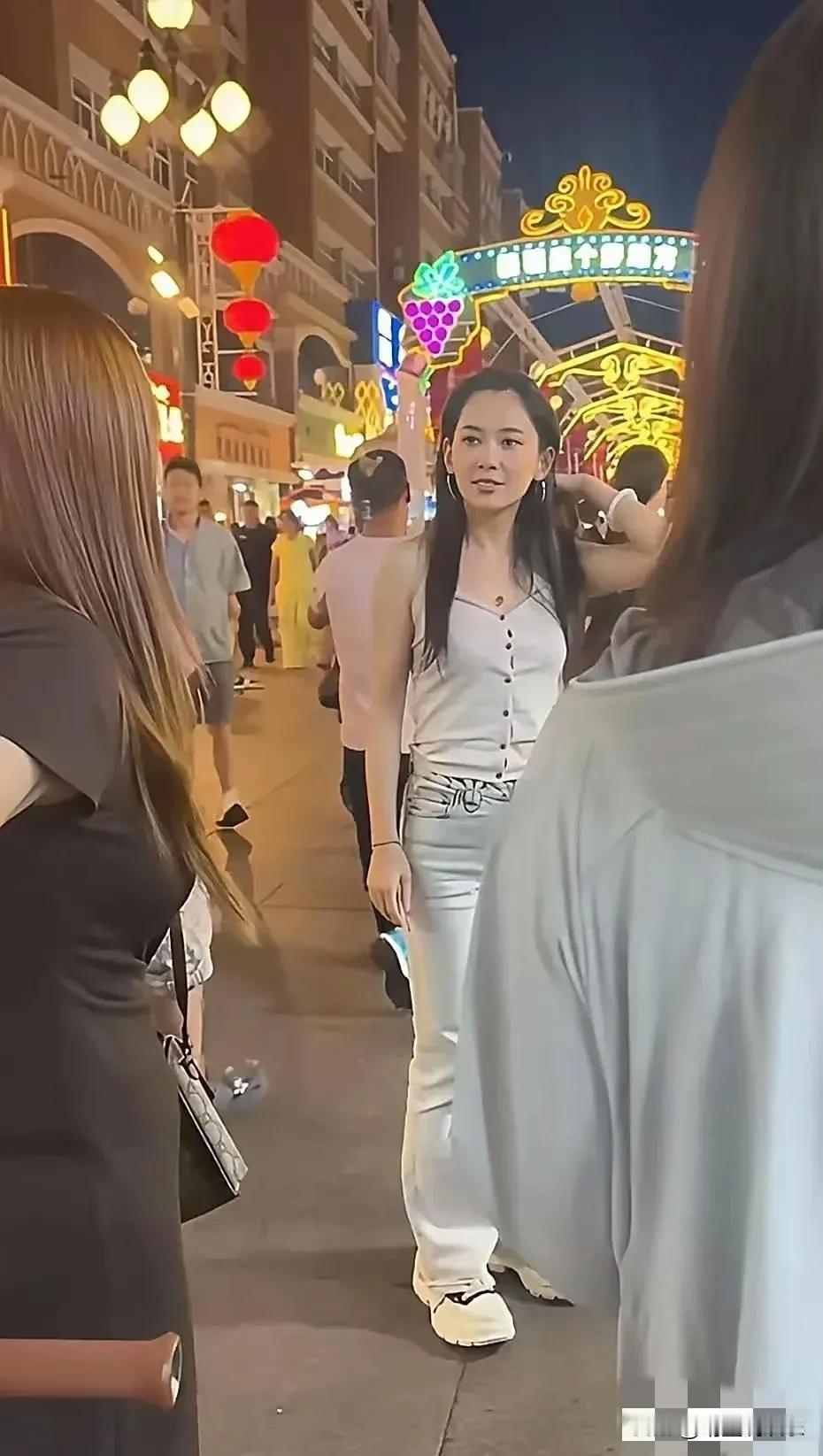 真实到大跌眼镜啊！
你敢相信汪峰现任森林北褪去美颜滤镜后的样子吗？不仅秒变素人脸