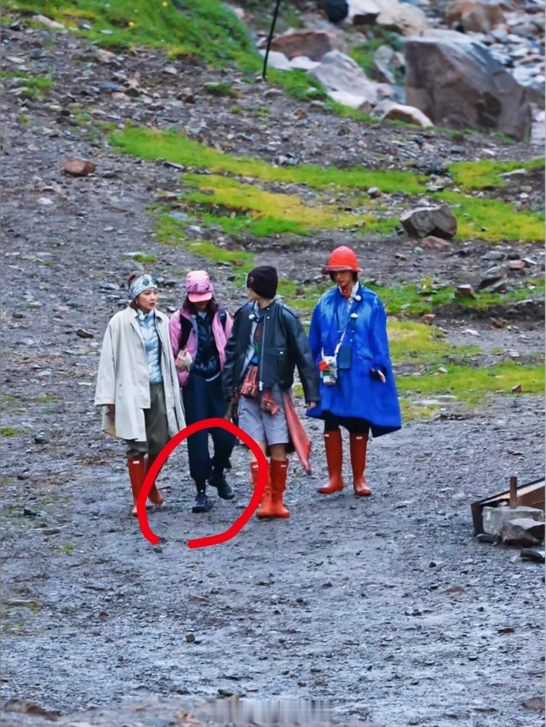 李宇春倪妮高叶穿靴子不告诉辛芷蕾 《向野的我们》新疆路透，李宇春、倪妮、高叶这是