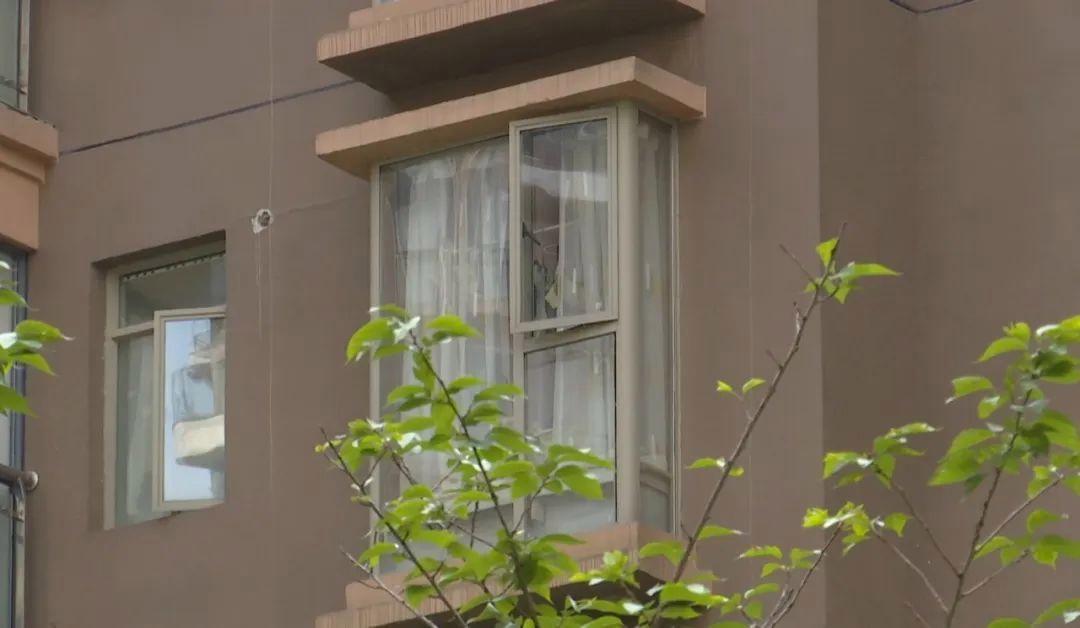 朋友离婚时因为没有工作，两个小孩都判给前夫了，两个月后前夫找她说，每个月给她85